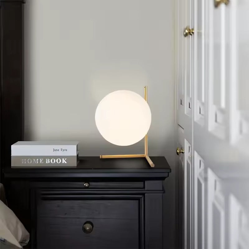 Lampe mit Glaskugel