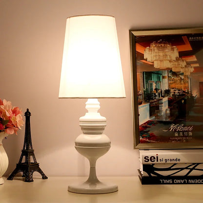 Nachttischlampe mit Kabelschalter