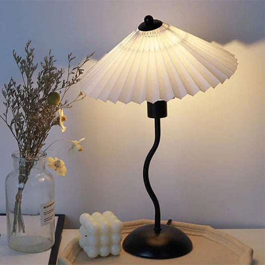 Nachttischlampe mit Schirm