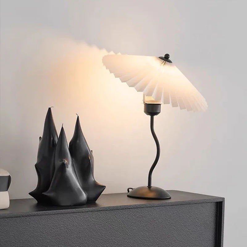 Nachttischlampe mit Schirm