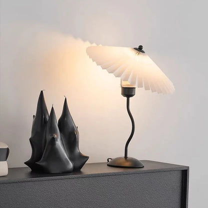 Nachttischlampe mit Schirm