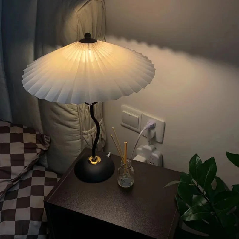 Nachttischlampe mit Schirm