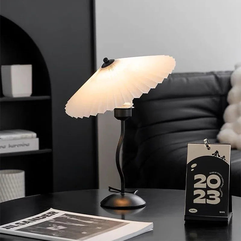Nachttischlampe mit Schirm