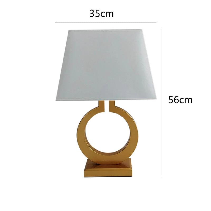 Nachttischlampe mit Stoffschirm